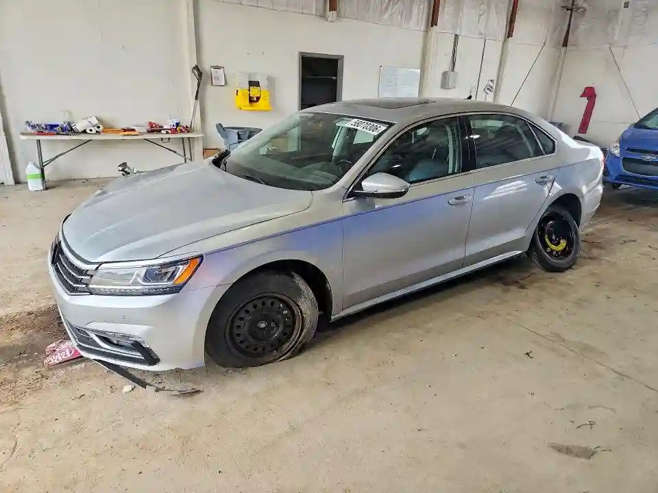 1VWBA7A33JC044501 2018 VOLKSWAGEN PASSAT-0