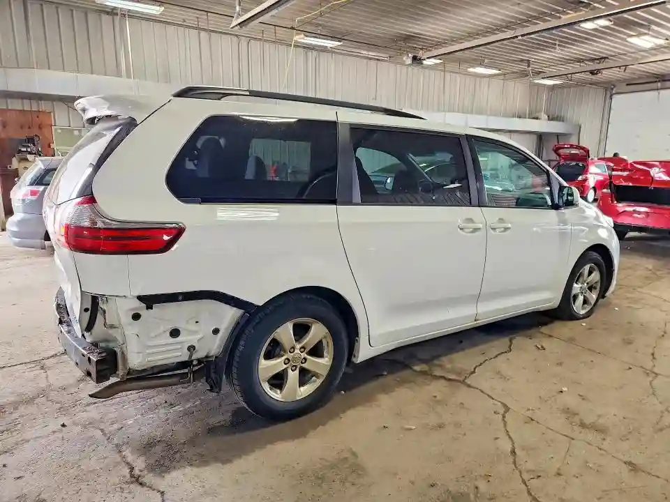 5TDKZ3DC5HS802993 2017 TOYOTA SIENNA-2