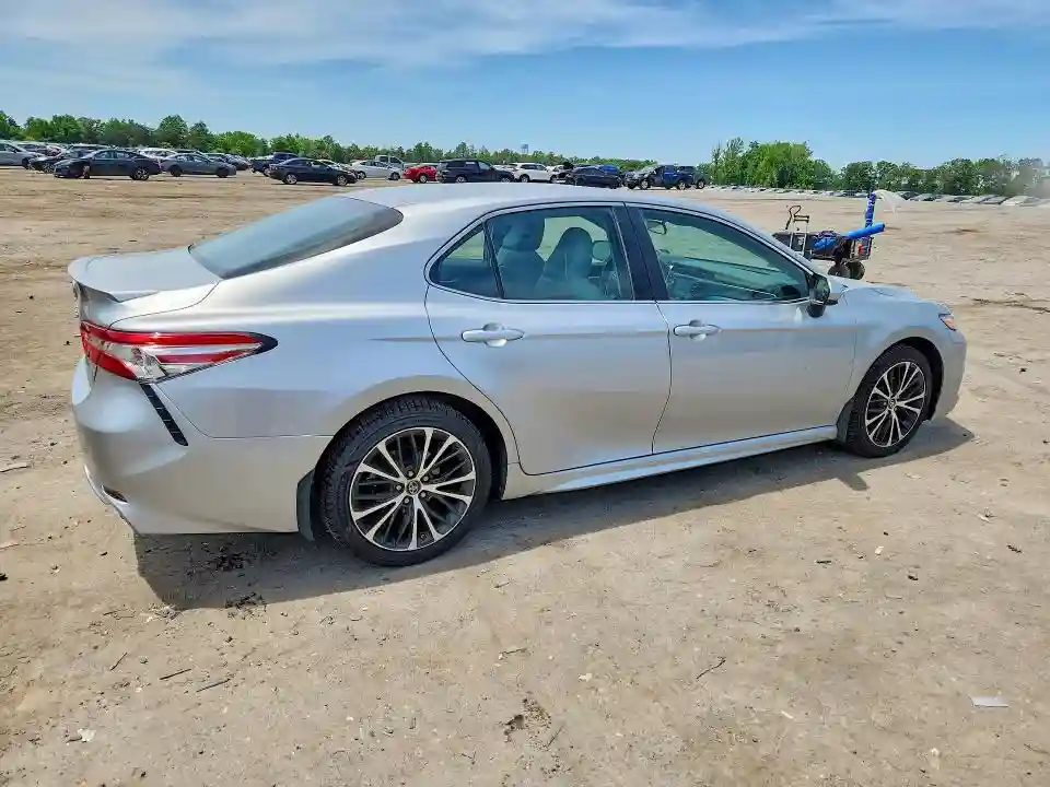 4T1B11HK3JU650545 2018 TOYOTA CAMRY-2