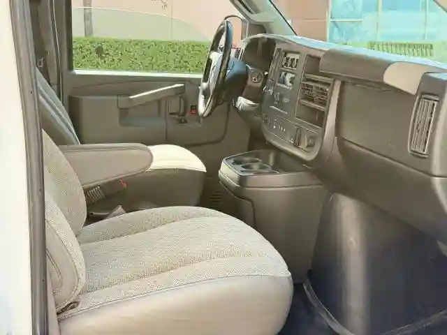 1GTW7AFF0H1296957 2017 GMC SAVANA-4