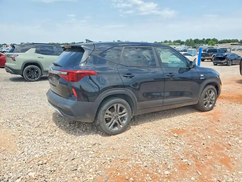 KNDEPCAA5M7058922 2021 KIA SELTOS-2