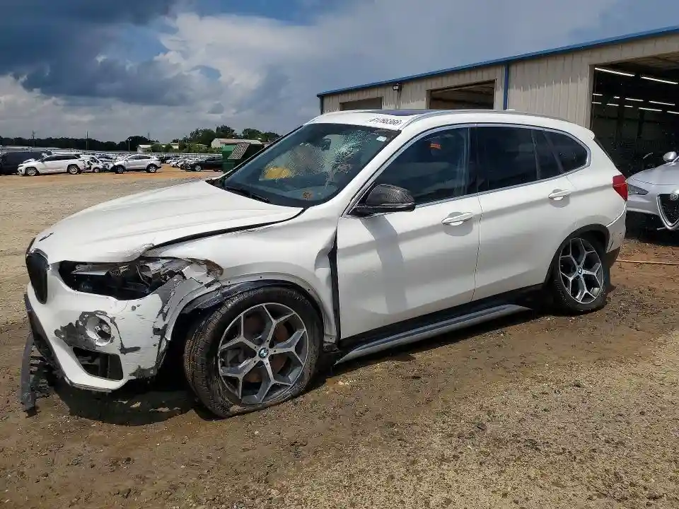 WBXHT3C36J5L30928 2018 BMW X1-0
