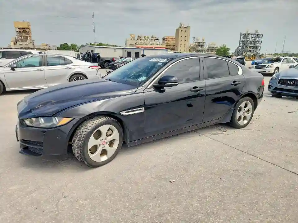SAJAR4FX1JCP39188 2018 JAGUAR XE-0