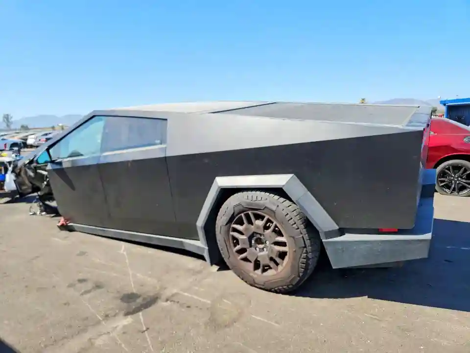 7G2CEHED4RA020222 2024 TESLA CYBERTRUCK-1