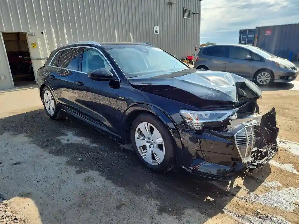 WA1LAAGE7KB011984 2019 AUDI E-TRON-3