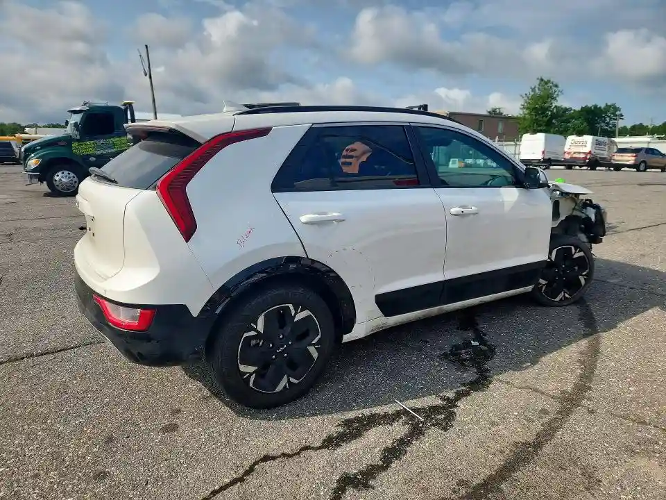 KNDCR3L14P5053869 2023 KIA NIRO-2