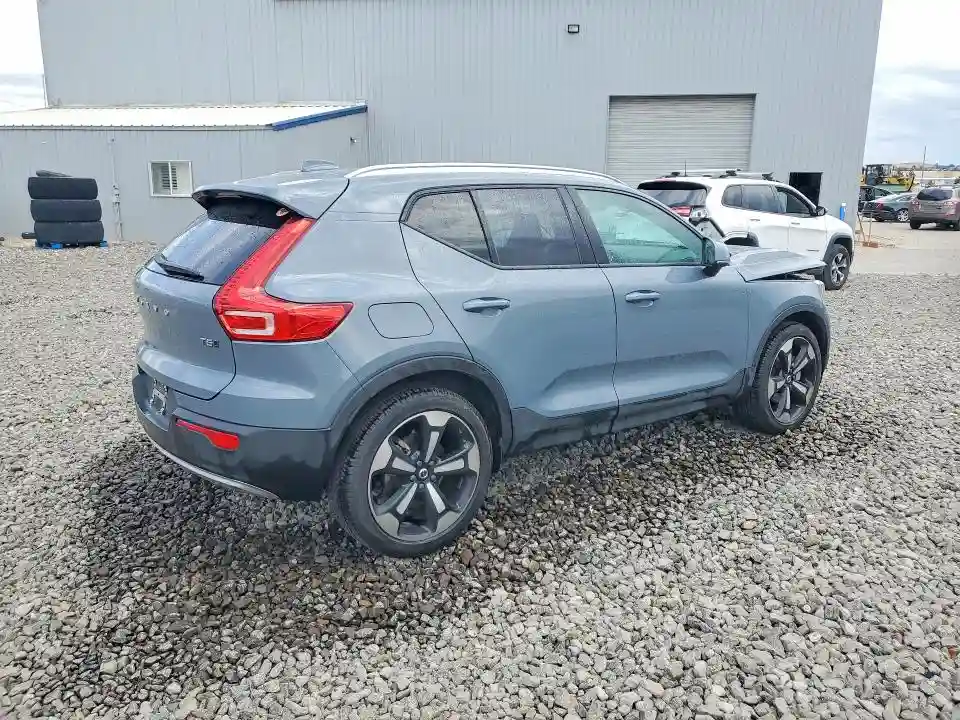 YV4162UK7M2466882 2021 VOLVO XC40-2