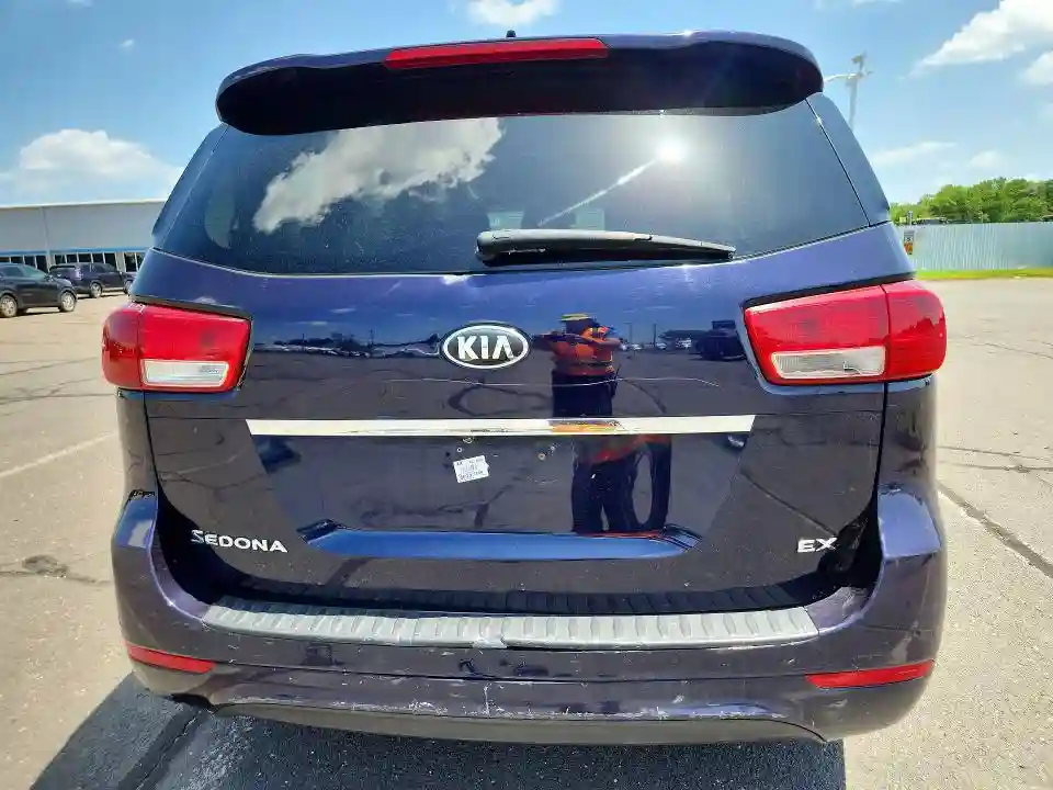 KNDMC5C11J6386825 2018 KIA SEDONA-5