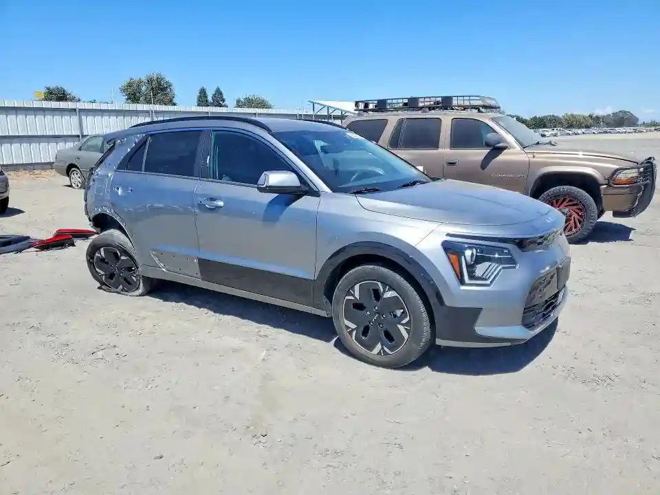 KNDCR3L17P5061948 2023 KIA NIRO-3