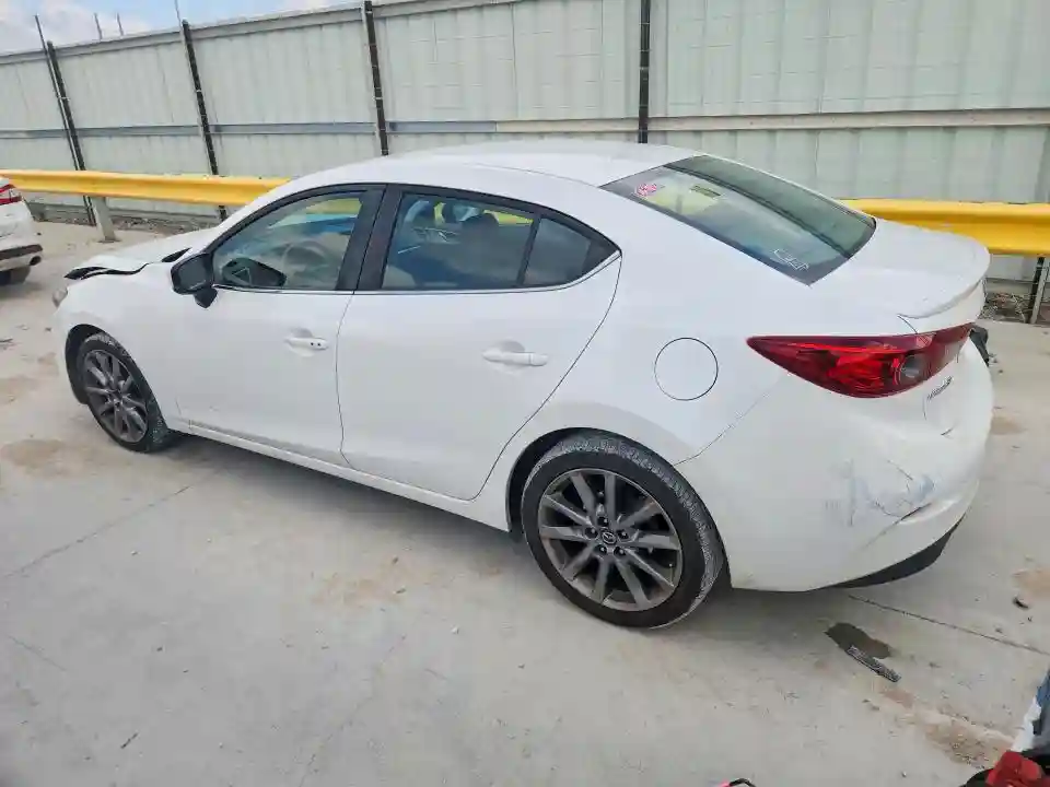 3MZBN1V32JM209609 2018 MAZDA 3-1