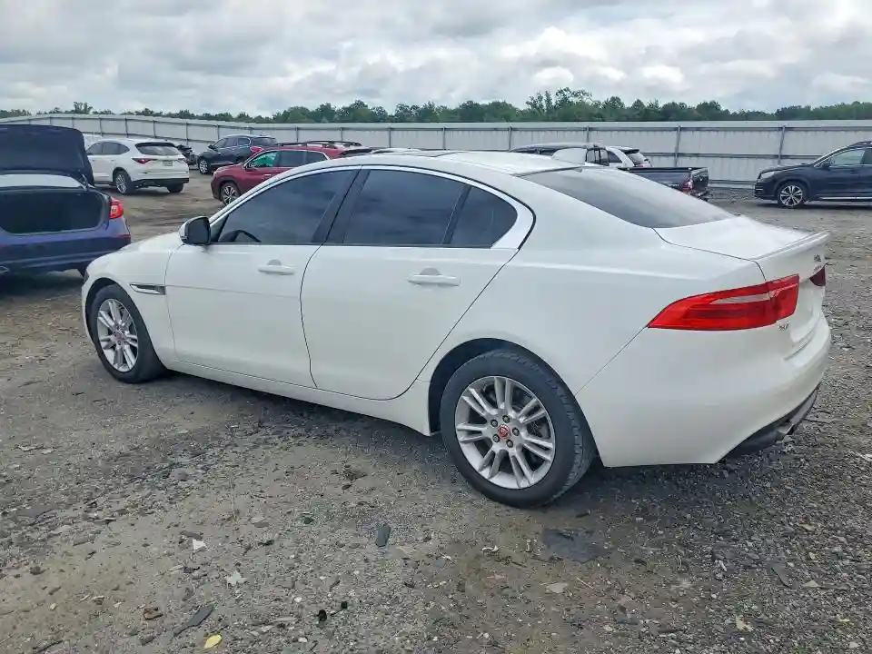 SAJAJ4FX4JCP25812 2018 JAGUAR XE-1