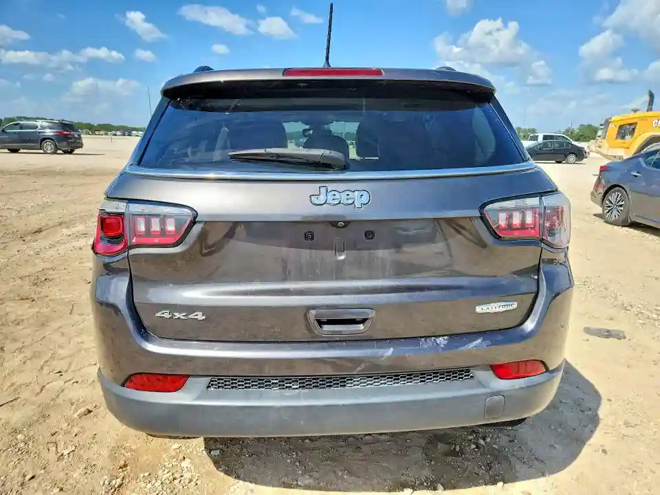 3C4NJDBBXJT315658 2018 JEEP COMPASS-5