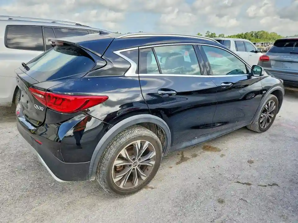 SJKCH5CR1JA057605 2018 INFINITI QX30-2