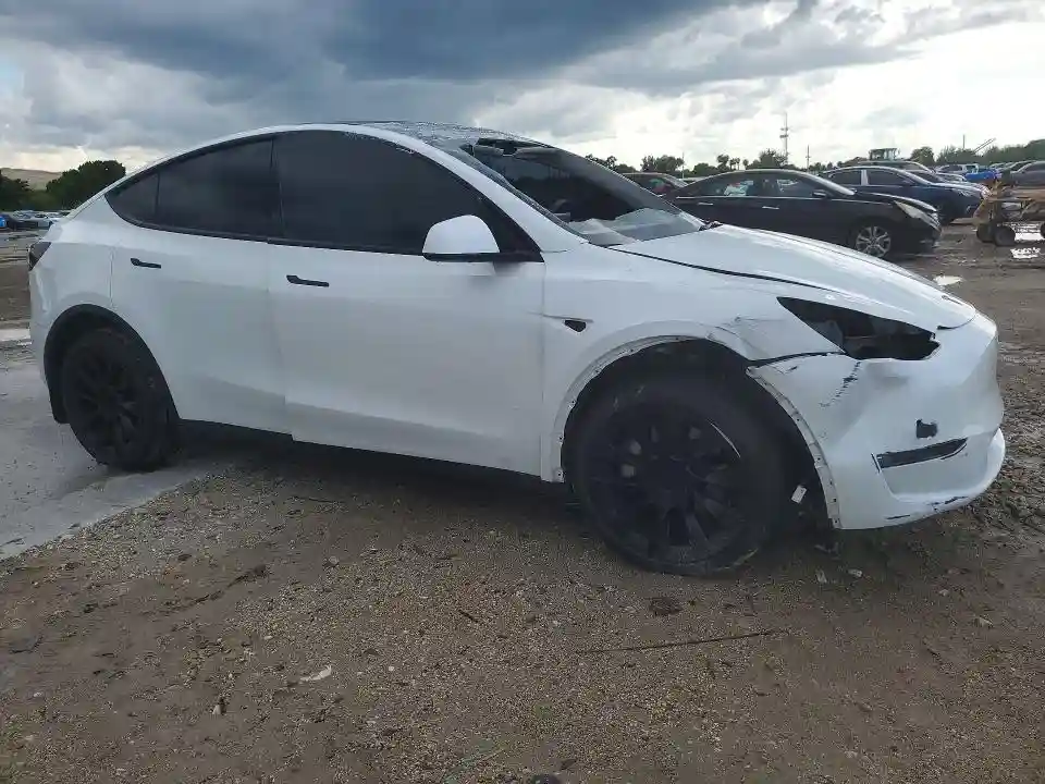 5YJYGAEE8MF284221 2021 TESLA MODEL Y-3