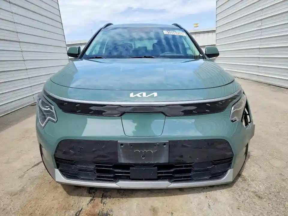 KNDCR3L12P5045575 2023 KIA NIRO-4