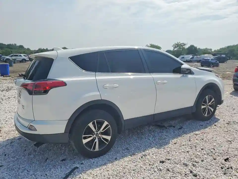 2T3RFREV2JW798965 2018 TOYOTA RAV4-2