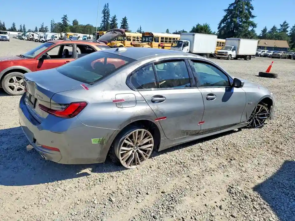 3MW39FF04P8C95291 2023 BMW 3 SERIES-2