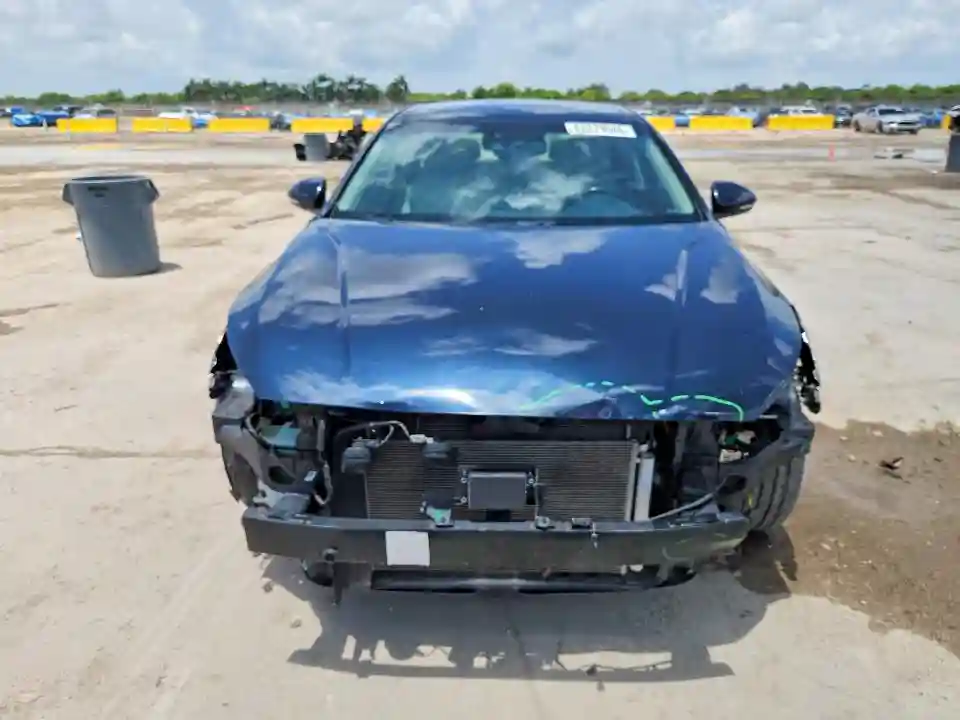 KNALC4J15H5072035 2017 KIA CADENZA-4