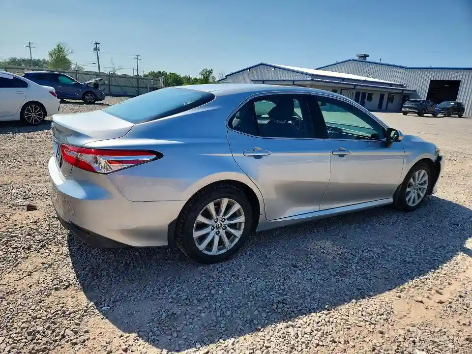 4T1B11HK7JU640598 2018 TOYOTA CAMRY-2