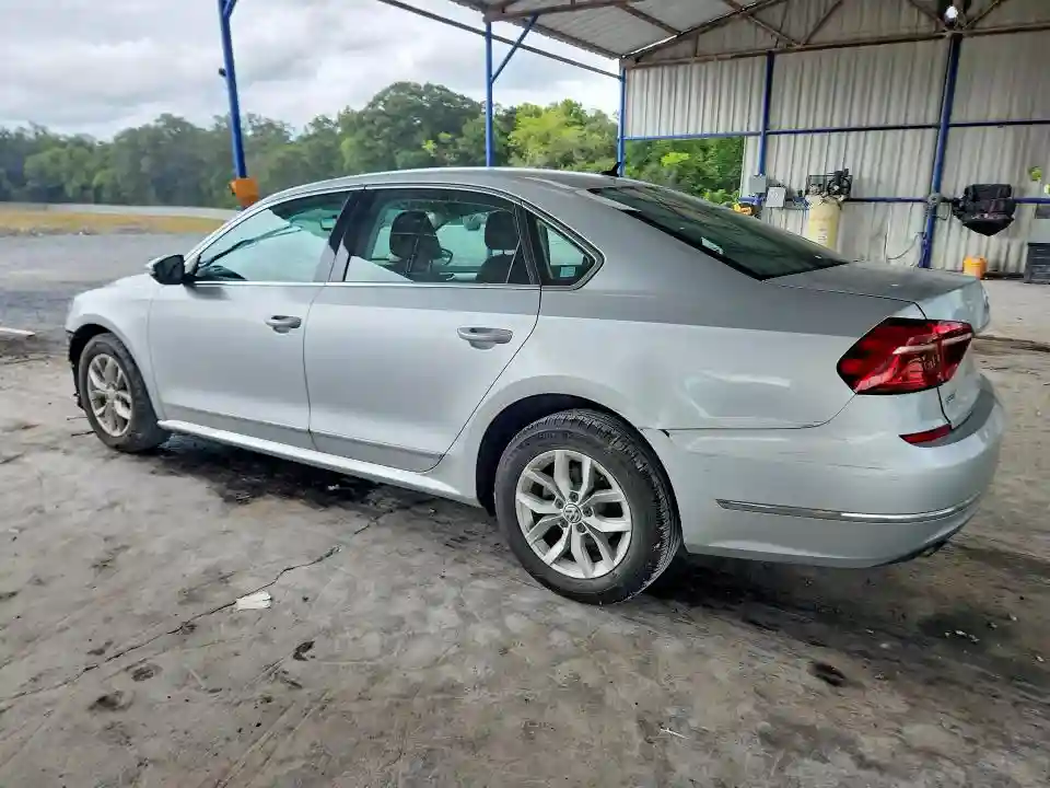 1VWAT7A38HC072701 2017 VOLKSWAGEN PASSAT-1