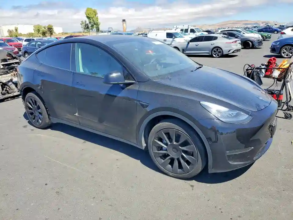 7SAYGDEE8PF586519 2023 TESLA MODEL Y-3