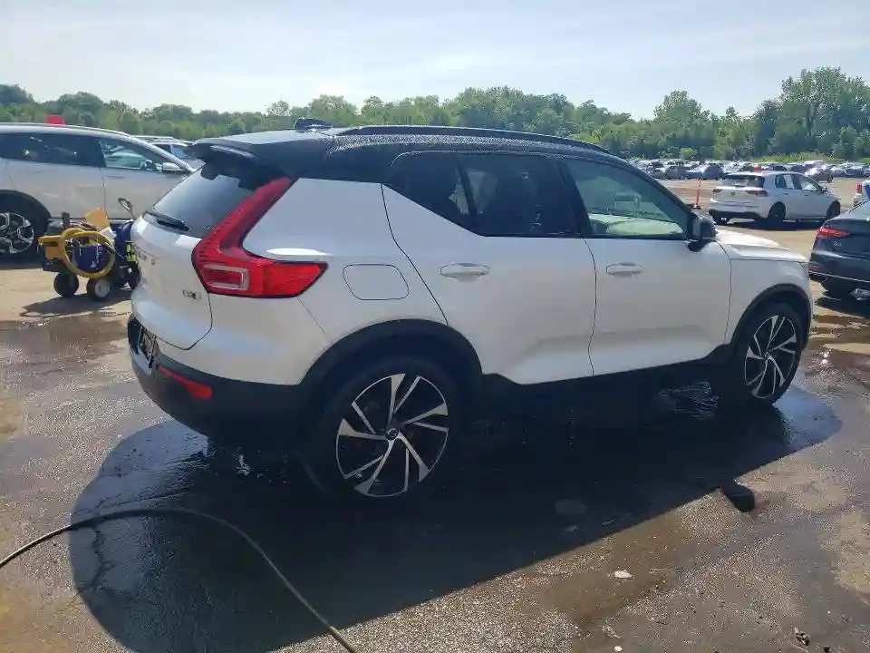 YV4162UM6N2648611 2022 VOLVO XC40-2