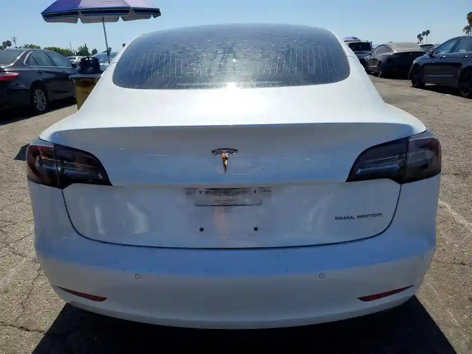 5YJ3E1EB8JF135552 2018 TESLA MODEL 3-5