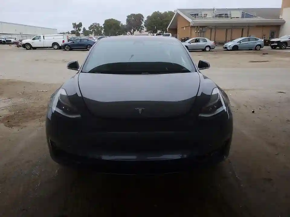 5YJ3E1EB4JF129005 2018 TESLA MODEL 3-4