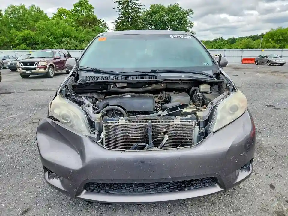 5TDKZ3DC0HS825405 2017 TOYOTA SIENNA-4