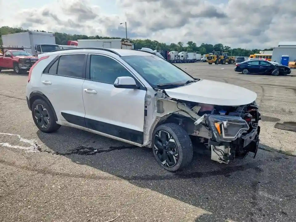 KNDCR3L14P5053869 2023 KIA NIRO-3