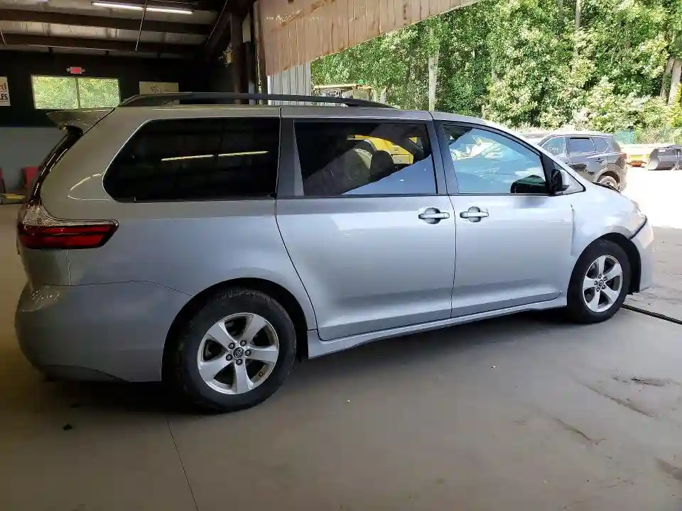 5TDKZ3DCXJS921127 2018 TOYOTA SIENNA-2