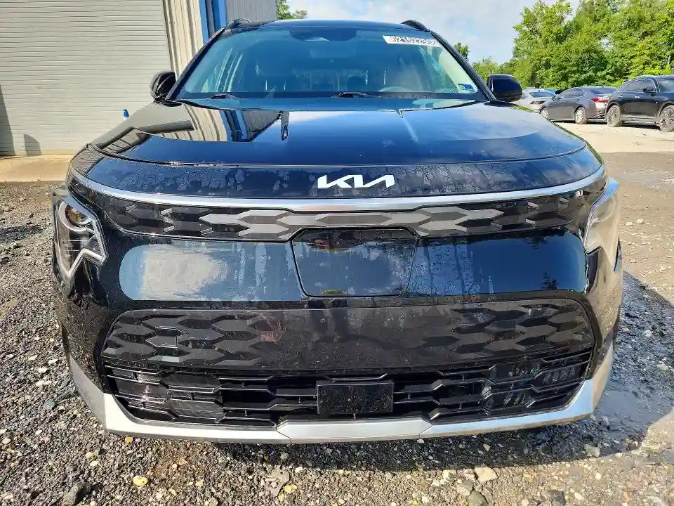 KNDCR3L12P5024709 2023 KIA NIRO-4