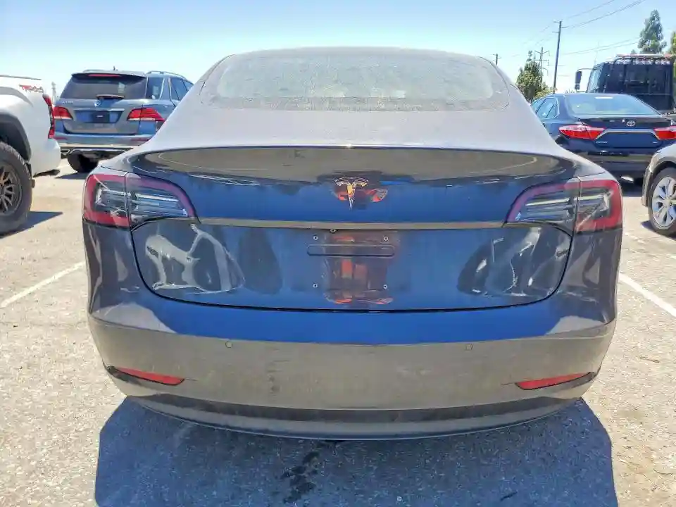 5YJ3E1EAXJF059176 2018 TESLA MODEL 3-5