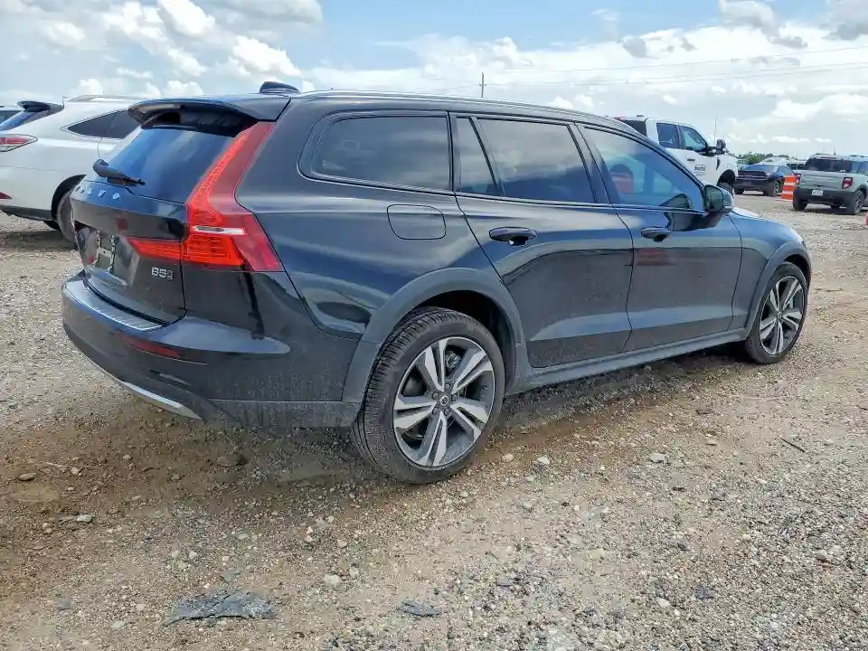 YV4L12WK9T2171785 2026 VOLVO V60-2