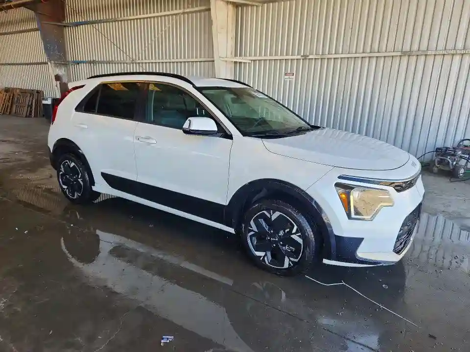 KNDCR3L17P5036435 2023 KIA NIRO-3