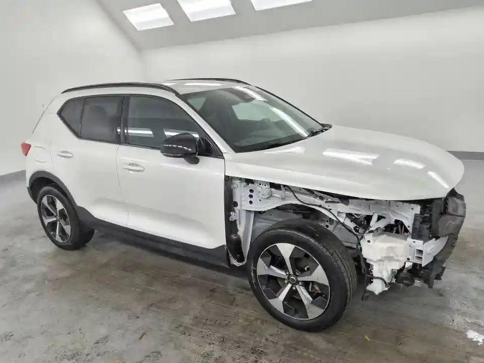YV4L12UK2R2211653 2024 VOLVO XC40 CORE-3