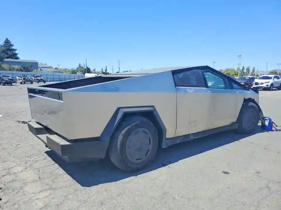 7G2CEHED4RA050983 2024 TESLA CYBERTRUCK-2