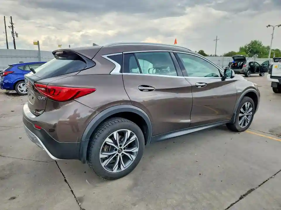 SJKCH5CR1KA009121 2019 INFINITI QX30-2