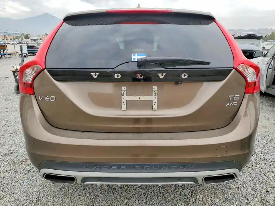 YV440MWK9J2058483 2018 VOLVO V60-5