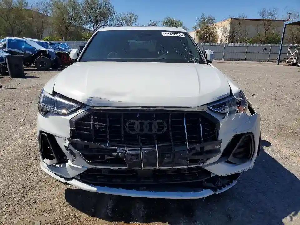 WA1EECF31K1074836 2019 AUDI Q3-4