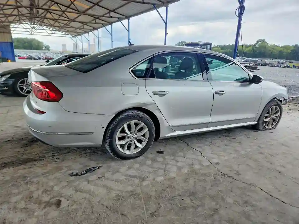 1VWAT7A38HC072701 2017 VOLKSWAGEN PASSAT-2
