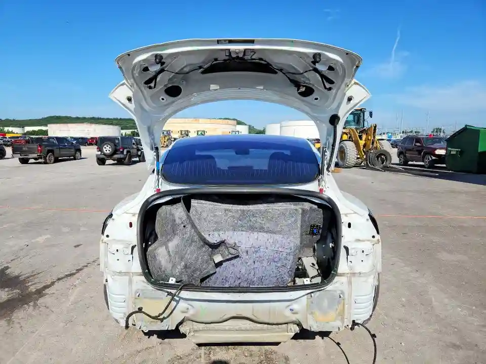 5YJ3E1EA0JF005689 2018 TESLA MODEL 3-5