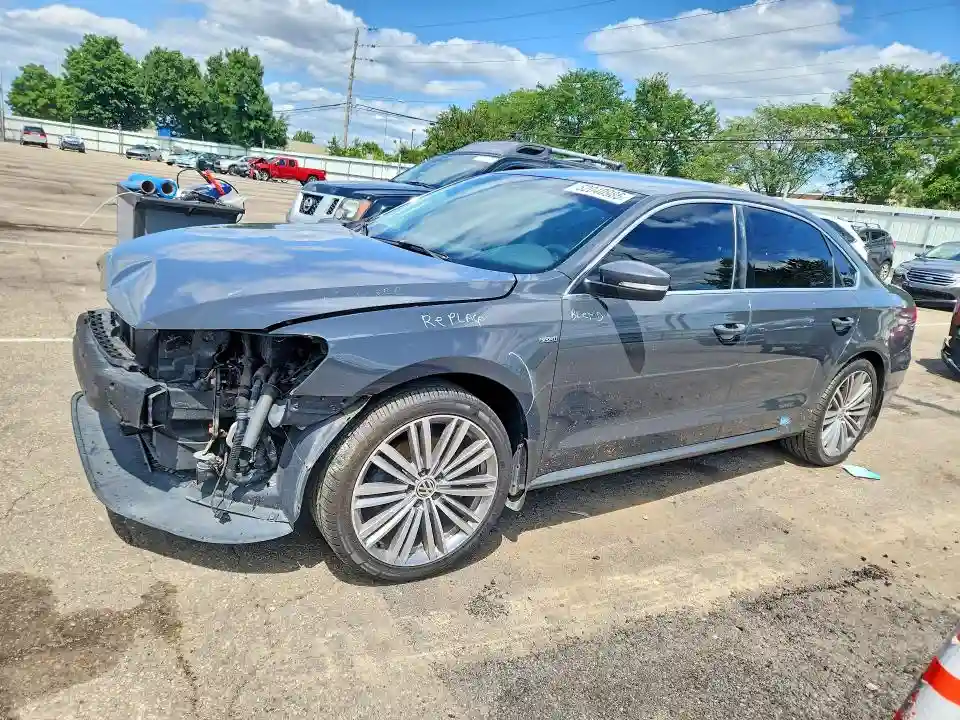 1VWBT7A34FC072681 2015 VOLKSWAGEN PASSAT-0