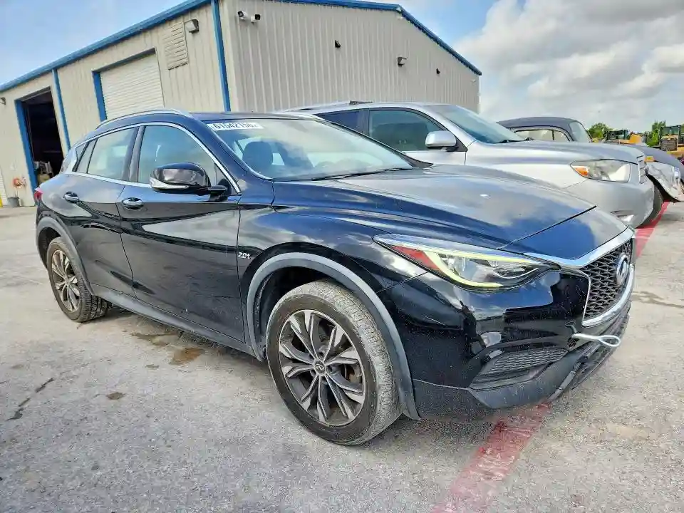 SJKCH5CR1JA057605 2018 INFINITI QX30-3
