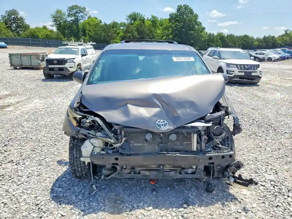 5TDXK3DCXGS702803 2016 TOYOTA SIENNA SE-4