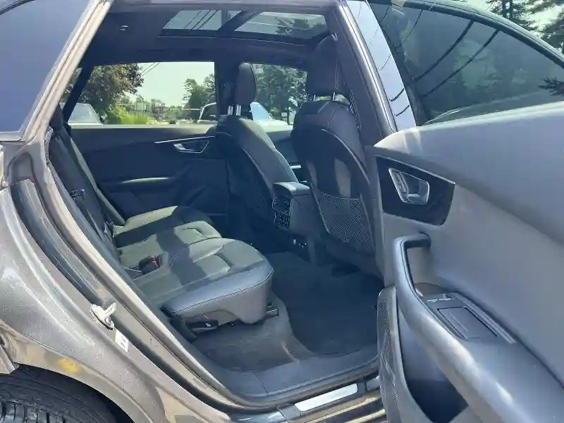 WA1FVAF10KD031854 2019 AUDI Q8-5