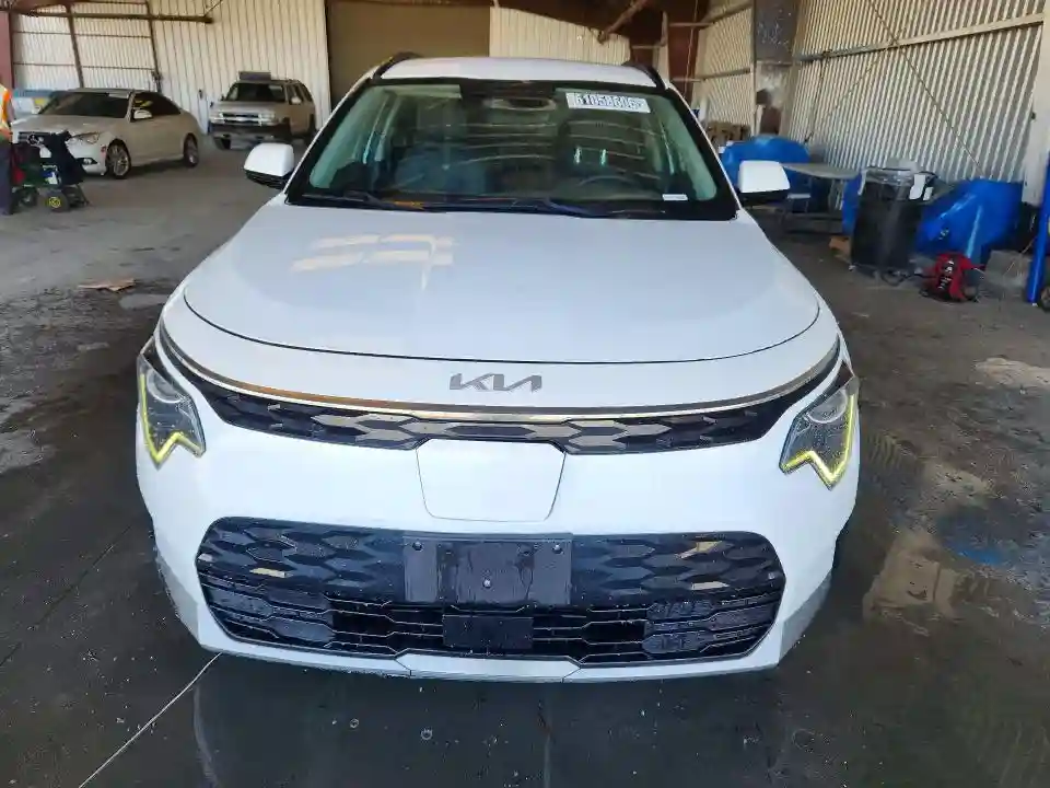 KNDCR3L17P5036435 2023 KIA NIRO-4