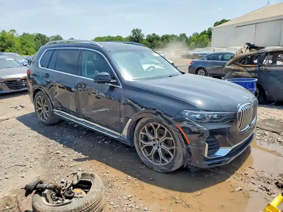 5UXCW2C00M9F67427 2021 BMW X7-3