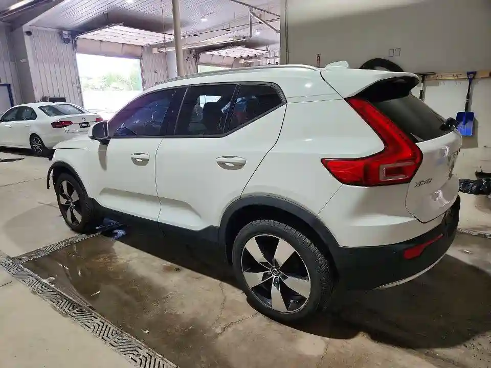 YV4162UK2K2127783 2019 VOLVO XC40-1