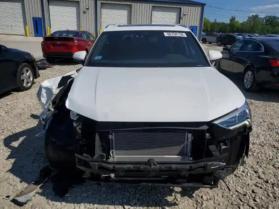 WA1EECF35R1182659 2024 AUDI Q3-4